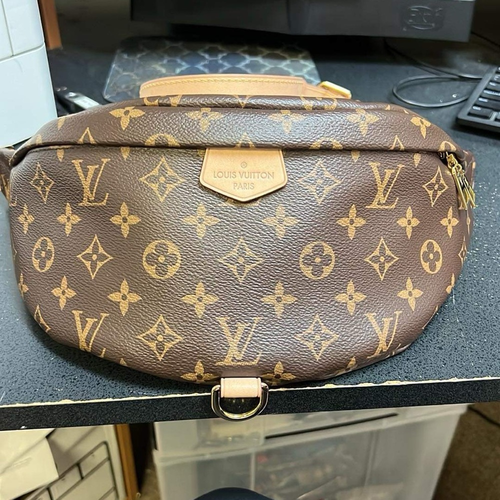 Louis Vuitton monogram bumbag NO CRACKS